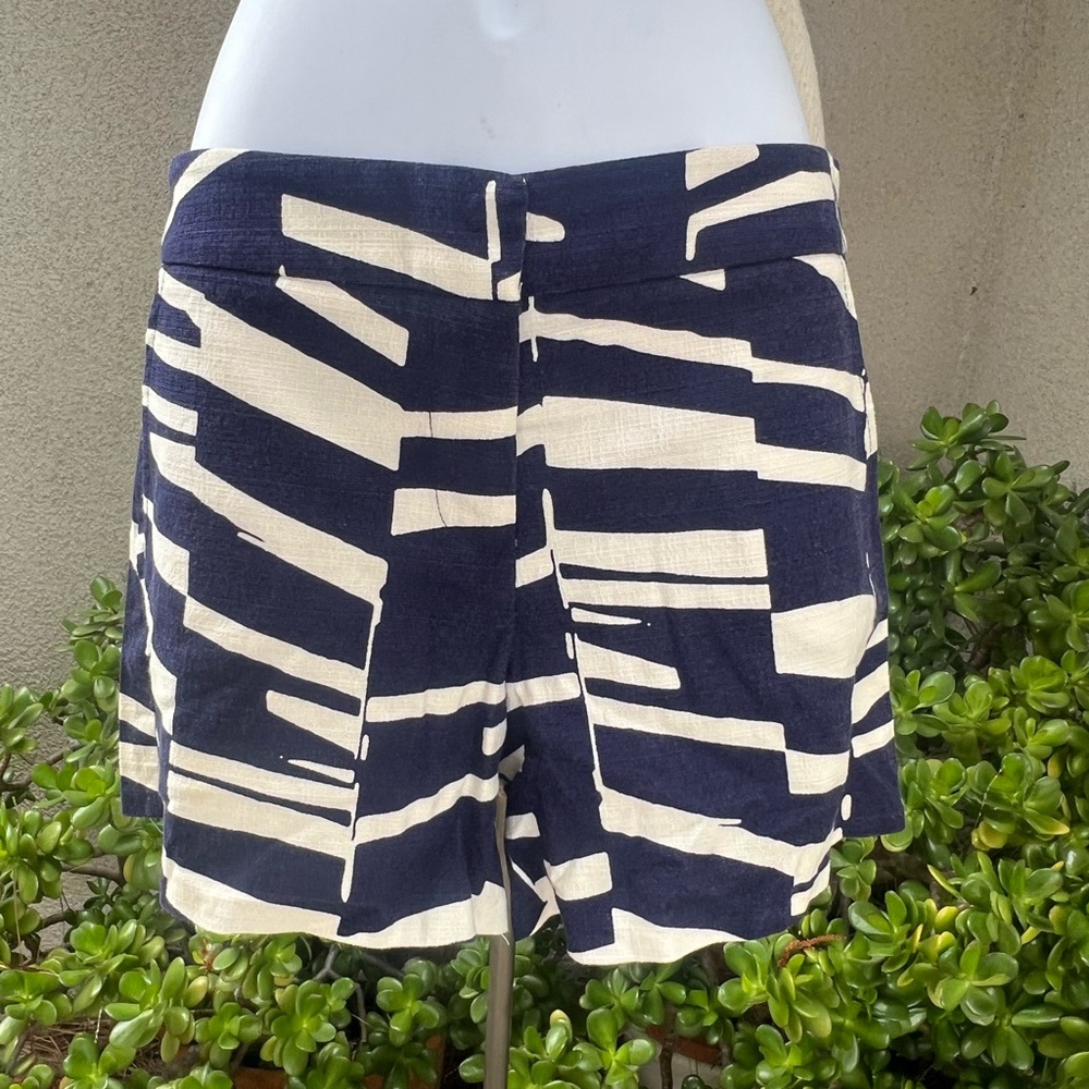 Trina Turk shorts geometric design blue white pockets Sz 6. Made in California